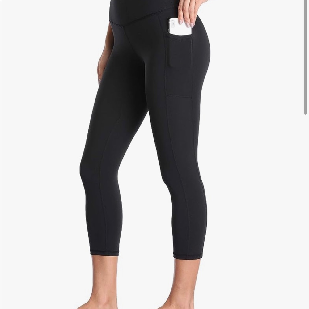 Seamless black 3/4 leggings with pocket, high waisted